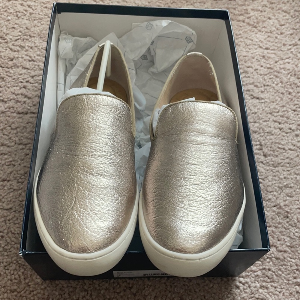 The “Swift” in gold.